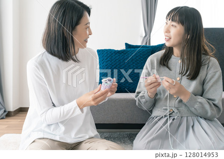 ベビーシューズを編む母と娘 ベビーシューズを編む母と娘 128014953