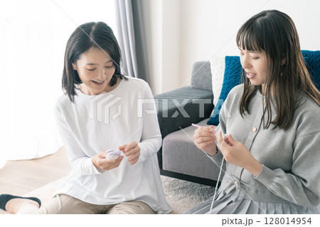 ベビーシューズを編む母と娘 ベビーシューズを編む母と娘 128014954