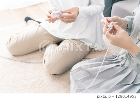 ベビーシューズを編む母と娘 ベビーシューズを編む母と娘 128014955