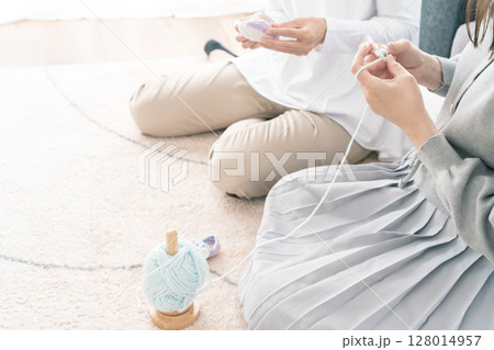 ベビーシューズを編む母と娘 ベビーシューズを編む母と娘 128014957