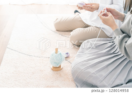 ベビーシューズを編む母と娘 128014958