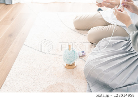 ベビーシューズを編む母と娘 128014959