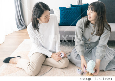 ベビーシューズを編む母と娘 ベビーシューズを編む母と娘 128014964