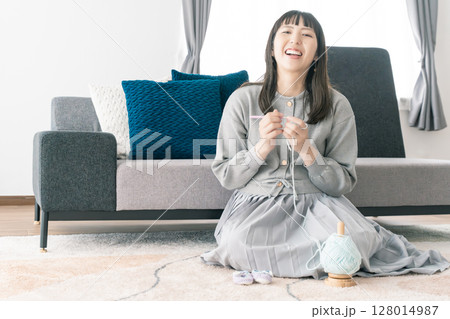 ベビーシューズを手編みしている妊婦 128014987
