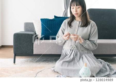ベビーシューズを手編みしている妊婦 ベビーシューズを手編みしている妊婦 128014989