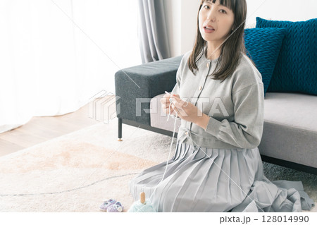 ベビーシューズを手編みしている妊婦 128014990