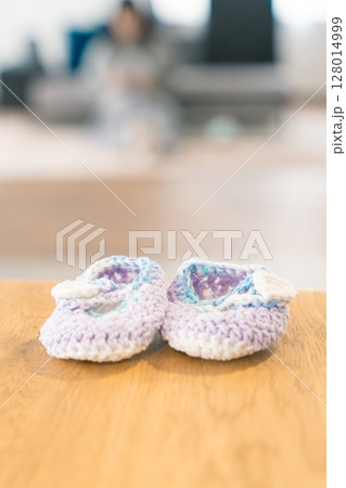 ベビーシューズを手編みしている妊婦 128014999