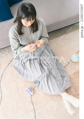 ベビーシューズを手編みしている妊婦 128015007