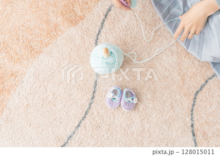 ベビーシューズを手編みしている妊婦 ベビーシューズを手編みしている妊婦 128015011