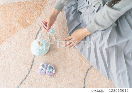 ベビーシューズを手編みしている妊婦 128015012