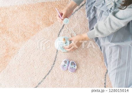 ベビーシューズを手編みしている妊婦 128015014