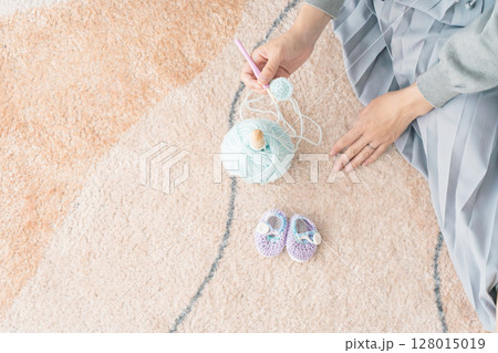ベビーシューズを手編みしている妊婦 128015019