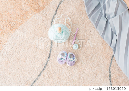 ベビーシューズを手編みしている妊婦 128015020