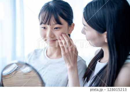フェイスケアをする親子 フェイスケアをする親子 128015213