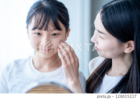 フェイスケアをする親子 フェイスケアをする親子 128015217