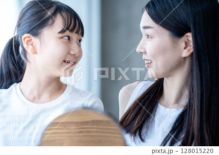 フェイスケアをする親子 フェイスケアをする親子 128015220