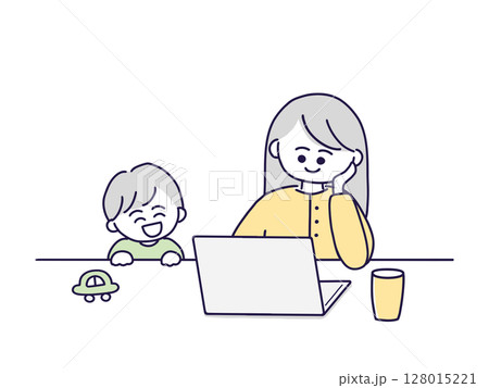 子供と会話をしながら仕事をする女性 子供と会話をしながら仕事をする女性 128015221