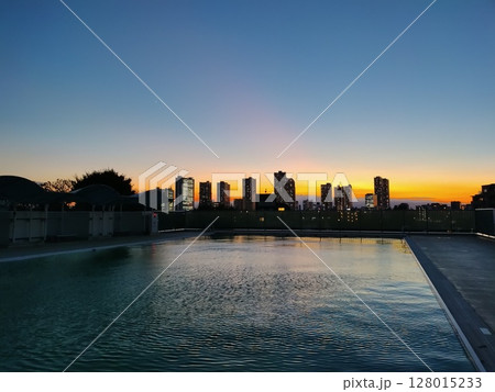 屋外プール　夕日 128015233