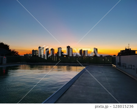 屋外プール 夕日 屋外プール 夕日 128015236