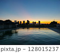 屋外プール　夕日 128015237