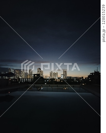 プール　夕闇 128015239