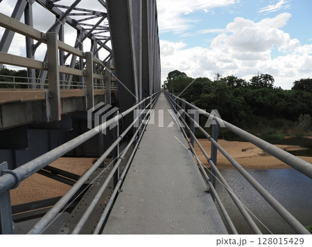 橋の縁からのまなざし ― Burdekin 地域の水辺風景 橋の縁からのまなざし ― Burdekin 地域の水辺風景 128015429