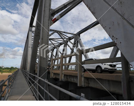 鋼の線上を渡る旅 ― Burdekin Bridge 車両通過風景 鋼の線上を渡る旅 ― Burdekin Bridge 車両通過風景 128015434