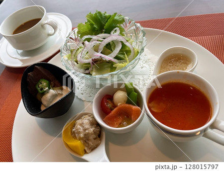 フランス料理の前菜 128015797