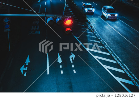 夜の道路 信号機と対向車線を走る自動車 夜の道路 信号機と対向車線を走る自動車 128016127