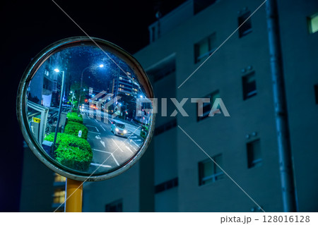 道路の死角に設置された道路反射鏡 道路の死角に設置された道路反射鏡 128016128