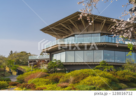 静岡市にある朝の晴れた日の日本平夢テラスの風景(静岡県) 静岡市にある朝の晴れた日の日本平夢テラスの風景(静岡県) 128016712