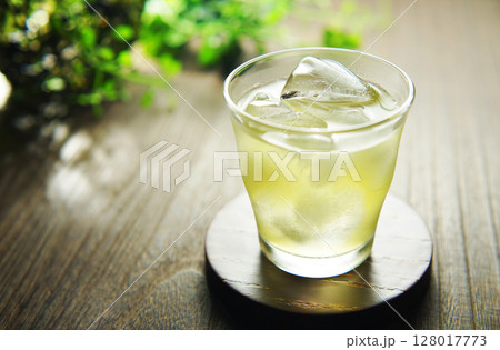 夏の日の冷たい緑茶 128017773