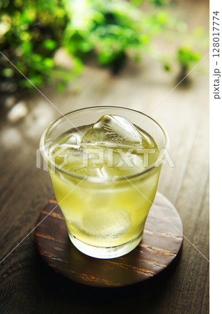 夏の日の冷たい緑茶 夏の日の冷たい緑茶 128017774