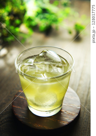 夏の日の冷たい緑茶 夏の日の冷たい緑茶 128017775