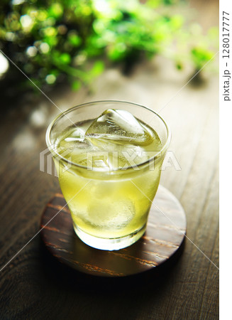 夏の日の冷たい緑茶 夏の日の冷たい緑茶 128017777
