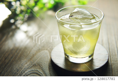 夏の日の冷たい緑茶 夏の日の冷たい緑茶 128017781