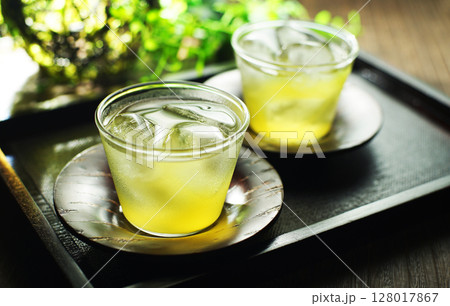夏の日の冷たい緑茶 128017867