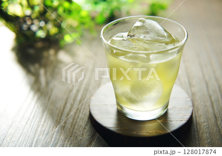 夏の日の冷たい緑茶 128017874