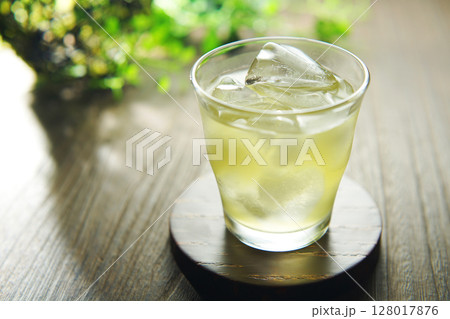 夏の日の冷たい緑茶 128017876