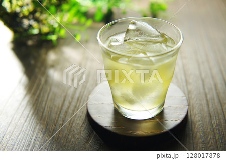 夏の日の冷たい緑茶 夏の日の冷たい緑茶 128017878