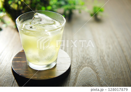 夏の日の冷たい緑茶 128017879