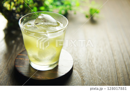 夏の日の冷たい緑茶 128017881