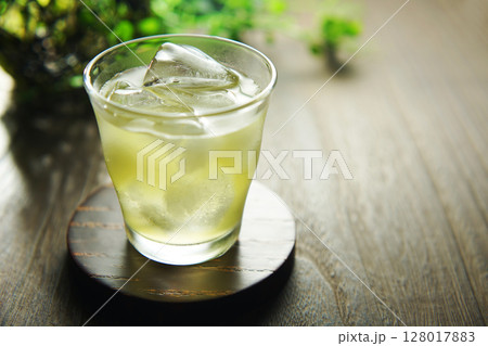 夏の日の冷たい緑茶 128017883