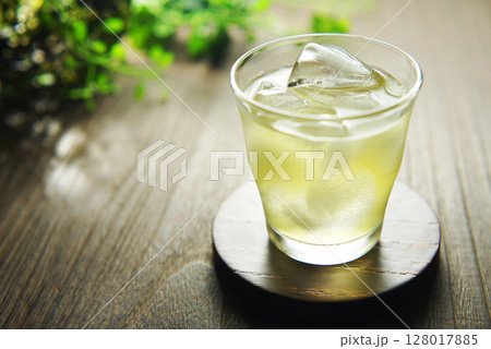 夏の日の冷たい緑茶 128017885