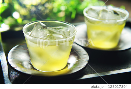 夏の日の冷たい緑茶 128017894