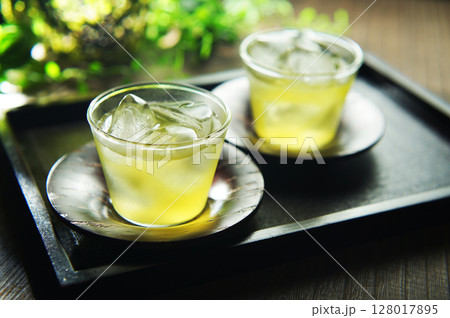 夏の日の冷たい緑茶 128017895