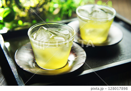 夏の日の冷たい緑茶 128017898