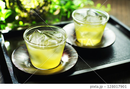 夏の日の冷たい緑茶 128017901