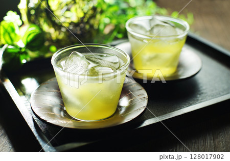 夏の日の冷たい緑茶 128017902