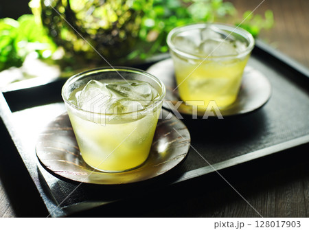 夏の日の冷たい緑茶 128017903